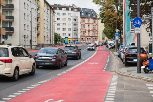 Radfahrstreifen mit freigegebenem Linienverkehr