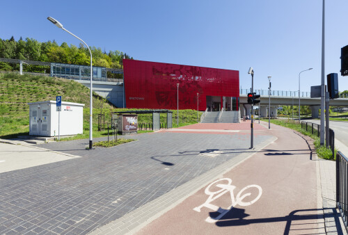 Radweg, B+R und Vorortzug-Bahnhof in Gdansk