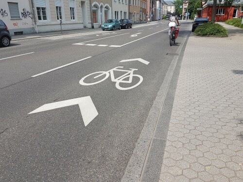 Farbe auf Asphalt in Trier 2018, die Radverkehrsinfrastruktur imitieren soll.