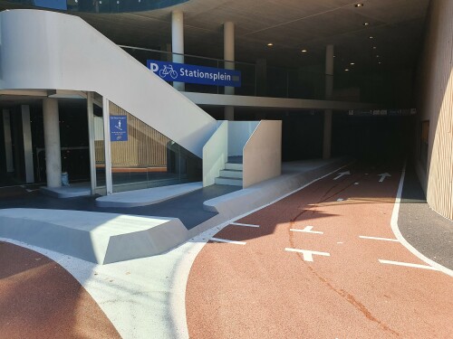 Auf beiden Seiten des parallel zum Utrechter Bahnhof ausgerichteten Fahrradparkhauses gibt es je eine gleichartig gestaltete Ein-/Ausfahrt. Es kann direkt in Fahrradparkhaus eingefahren werden. Innerhalb des Fahrradparkhauses gibt es durchgehende Wegeführungen im Einrichtungsverkehr, über die das Fahrradparkhaus direkt durchfahren, geparkt, oder mit Rampen auf die anderen Ebenen (insgesamt drei) gewechselt werden kann.

Das Utrechter Fahrradparkhaus verfügt über 12.500 Abstellplätze, ist ca. 350 m lang und kostete ca. 30 Millionen Euro. Beide Einfahrten wurden 2022, drei Jahre nach der Eröffnung überarbeitet. Dabei wurden unter anderem hohe Borde, die die Trennung zwischen den Richtungsfahrbahnen einleiten, entfernt und die Markierungen geändert.