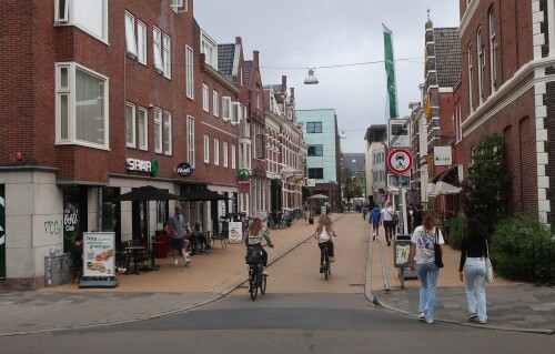 Typische Straße in der Altstadt von Groningen.

Kfz und Motorräder sind nicht zugelassen.