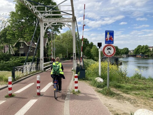 Fahrradstraße mit Modalfilter vor kleiner Hubbrücke (Kanaalweg, Utrecht)