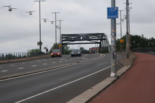 Schild mit der Aufschrift "liftplaats" auf dem Emmaviaduct in Groningen.