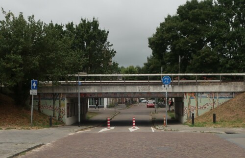 In Groningen können nur Radfahrende und zu Fuß gehende kreuz und quer durch die Stadt fahren.

Kfz werden durch viele Modalfilter (Sperrpfosten) daran gehindert und müssen Umwege fahren.

Zum Beispiel kann diese Eisenbahnstrecke für Kfz an 6 Stellen gequert werden, für Radfahrende jedoch an 10 Stellen.