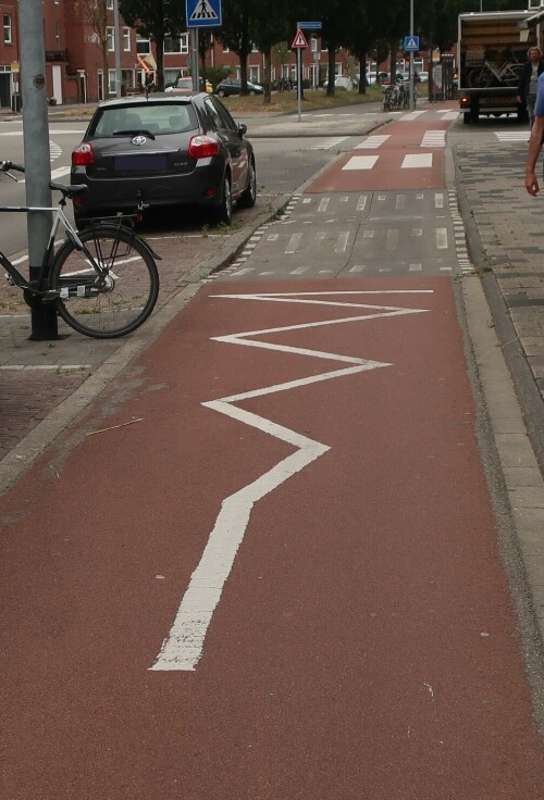 Eine doppelte Bodenwelle auf einem baulichen Radweg in Groningen.

Bei normalem Fahrradtempo ist sie angenehm zu befahren.

Es ist ein Sicherheitselement vor dem Knotenpunkt.

Prinsesseweg Richtung Norden, vor dem Knoten Nassaulaan.