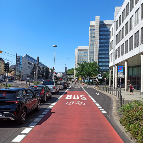 Umweltspur / Sonderfahrstreifen am Berliner Platz vor dem Stadthaus in Bonn. 2022 eingerichtete Neuaufteilung des Verkehrsraums, einschließlich Oxfordstraße, zur Förderung des Umweltverbunds.