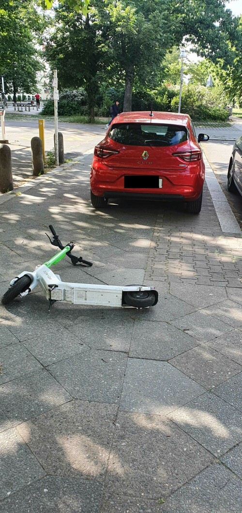 falschparker-escooter-und-auto-auf-gehweg.jpg