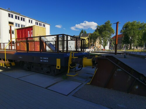 Containerspielelement-Dortmund-Hafenpromenade---Bahnwaggon.jpg