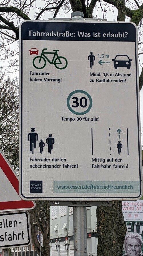 Schild: Was ist erlaubt auf einer Fahrradstraße, fotografiert März 2023 in Essen.