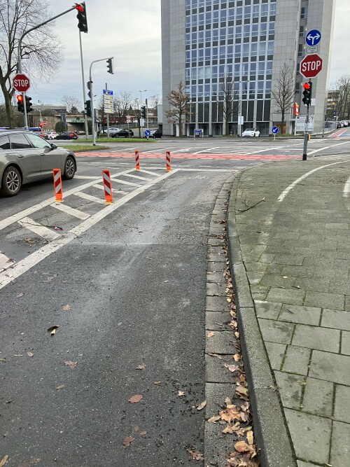 Teilgesicherte Kreuzung am Knotenpunkt Berliner Platz / Fliethstraße in Mönchengladbach. Die Protektion wird bis zum Knotenpunkt vorgezogen, eine geschützte Kreuzung nach niederländischem Vorbild aber nicht umgesetzt.