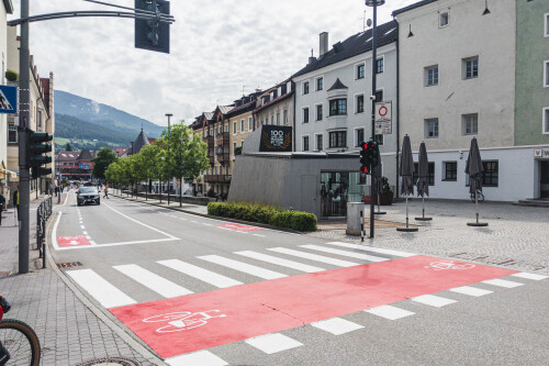 Kombinierter Rad-/Fußverkehrsquerung und LSA Italien