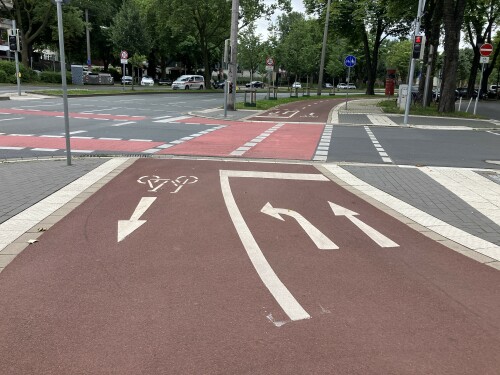 Zweirichtungsradweg mit Rotfärbung, klarer Markierung und Nutzung von Haifischzähnen nach niederländischem Vorbild - Radwall Dortmund