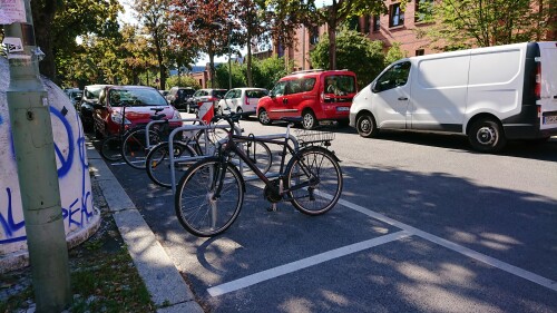 Berlin - Parken verhindern im Kreuzungsbereich