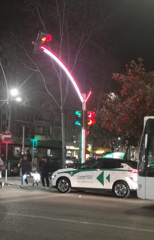 In Tirana sind an Lichtzeichenanlagen nicht nur einzelne Lichtsignale mit Countdown installiert, sondern der gesamte Ampelmast mit LED ausgestattet. Die ganze Ampel leuchtet also grün oder rot bzw. weiß als Beleuchtung für die Fußgängerfurt.